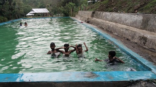 Anak-anak berenang di Objek Wisata Mada Oi Dadi, Kelurahan Jatibaru Timur, Kecamatan Asakota, Kota Bima, Minggu, (28/12/2025). (Rafiin/detikBali)