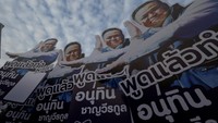 Kehadiran Anutin disambut para pendukung yang membawa spanduk dan menyuarakan dukungan terhadap pencalonannya dalam pemilu mendatang. REUTERS/Athit Perawongmetha