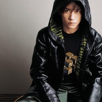 Di posisi kedua, Jackson Yee mencatat peningkatan 16,1 juta tayangan. Tahun ini menjadi momen penting dalam kariernya setelah meraih penghargaan Aktor Terbaik di Golden Rooster Awards ke-38. Film terbarunya, Crazy Age, mencetak presale 100 juta yuan dan bahkan memenangkan Prix Special di Festival Film Cannes, memperkuat reputasinya sebagai aktor kelas dunia. Foto: Dok. Weibo