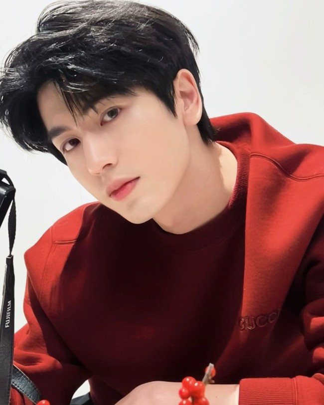 Zhang Linghe berada di peringkat ketiga dengan kenaikan 13,6 juta tayangan. Aktor muda ini dikenal sangat produktif sepanjang 2025 lewat drama romansa remaja Our Generation dan The Best Thing yang membuat namanya semakin sering muncul di layar penggemar Douyin. Foto: Dok. Weibo