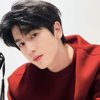 Zhang Linghe berada di peringkat ketiga dengan kenaikan 13,6 juta tayangan. Aktor muda ini dikenal sangat produktif sepanjang 2025 lewat drama romansa remaja Our Generation dan The Best Thing yang membuat namanya semakin sering muncul di layar penggemar Douyin. Foto: Dok. Weibo