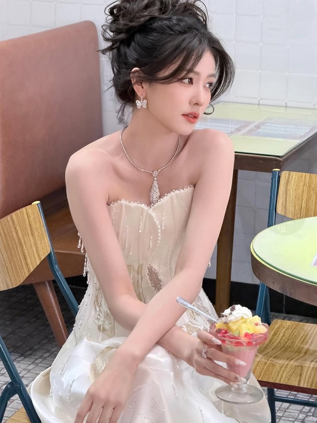 Bai Lu menyusul di peringkat keempat dengan lonjakan 12 juta tayangan. Aktris drama periode ini dikabarkan memulai syuting Mo Li pada pertengahan 2025. Sementara itu, drama wuxia fantasi Moonlight Mystique yang dibintanginya berhasil meraih lebih dari 1,4 miliar views pada awal tahun. Foto: Dok. Weibo