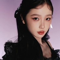 Yu Shuxin atau Esther Yu mencatat kenaikan 8,5 juta tayangan. Namanya kembali menjadi sorotan setelah kesuksesan Love Between Fairy and Devil serta kehadirannya dalam drama Ski Into Love yang membuat popularitasnya kembali menanjak. Terbaru, Yu Shuxin sedang membintangi drama Speed and Love yang masih on going. Foto: Dok. Weibo
