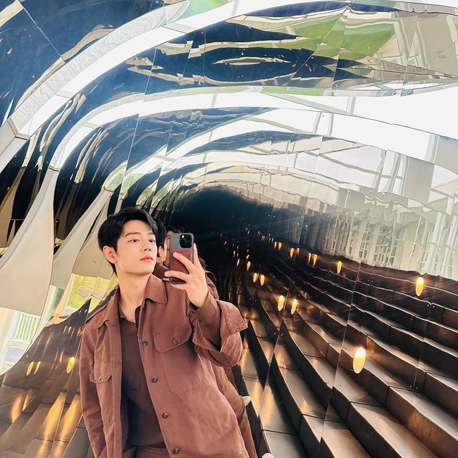 Menutup daftar, Xiao Zhan tetap menunjukkan pengaruh besarnya dengan peningkatan 6,5 juta tayangan. Film Legends of the Condor Heroes: the Gallants yang dibintanginya pada 2025 kembali mengukuhkan statusnya sebagai ikon global dengan basis penggemar yang sangat loyal. Foto: Dok. Weibo