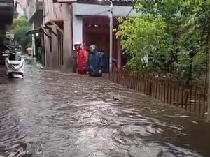 Hujan Deras Lebih dari 1 Jam, Cimahi Langsung Disergap Banjir