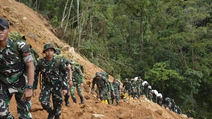 Anggota TNI AD Pikul Bantuan Jalan Kaki 2 Jam ke Desa Terisolir di Tapteng