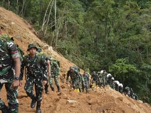 Anggota TNI AD Pikul Bantuan Jalan Kaki 2 Jam ke Desa Terisolir di Tapteng