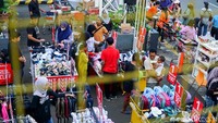 Beragam barang ditawarkan, mulai dari kebutuhan sehari-hari hingga produk fesyen dan aksesori. Antusiasme terlihat dari anak-anak hingga orang dewasa yang memilih barang bersama keluarga. Bagi sebagian pengunjung, CFD Margonda menjadi momen rekreasi sekaligus kesempatan berbelanja hemat.