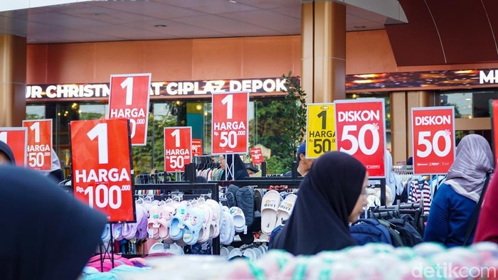 Car Free Day (CFD) di Jalan Margonda Raya, Depok, tak hanya dimanfaatkan warga untuk berolahraga, tetapi juga menjadi ajang belanja hemat menjelang akhir tahun. Pada Minggu (28/12/2025), lapak-lapak yang menawarkan diskon menarik perhatian pengunjung yang memadati kawasan CFD sejak pagi hari.
