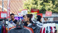 Menjelang berakhirnya pelaksanaan CFD, lapak-lapak belanja masih ramai didatangi pengunjung.