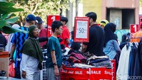 Pada Minggu (28/12/2025), lapak-lapak yang menawarkan diskon menarik perhatian pengunjung yang memadati kawasan CFD sejak pagi hari.