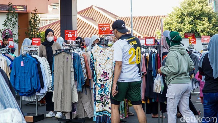 Car Free Day (CFD) di Jalan Margonda Raya, Depok, tak hanya dimanfaatkan warga untuk berolahraga, tetapi juga menjadi ajang belanja hemat menjelang akhir tahun. Pada Minggu (28/12/2025), lapak-lapak yang menawarkan diskon menarik perhatian pengunjung yang memadati kawasan CFD sejak pagi hari.