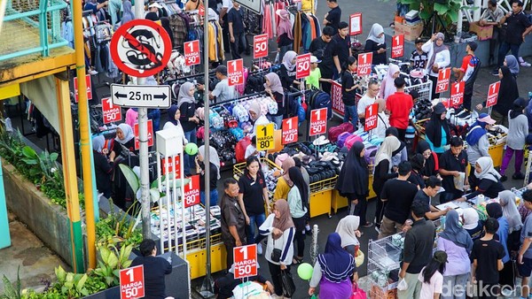 Belanja dan Rekreasi, CFD Margonda Dipadati Pemburu Diskon