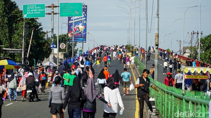 Pelaksanaan Car Free Day (CFD) di Jalan Margonda Raya, Depok, kembali dipadati warga pada Minggu (28/12/2025) pagi. CFD terakhir sepanjang tahun 2025 ini dimanfaatkan masyarakat untuk berolahraga sekaligus menikmati suasana jalan protokol yang bebas dari kendaraan bermotor.