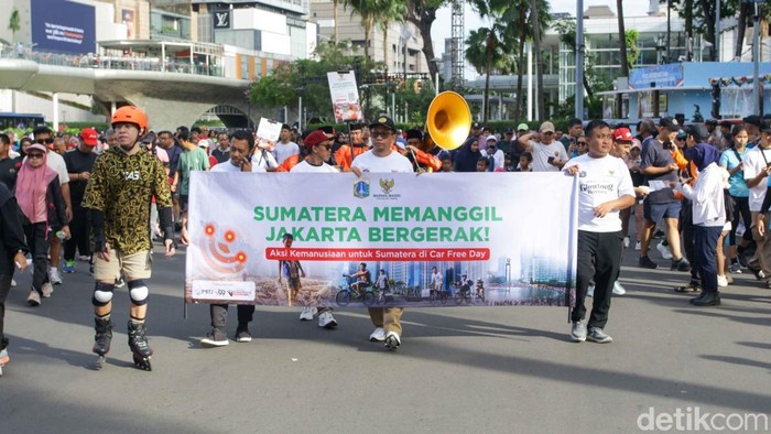 Sejumlah chef profesional turun langsung ke jalan untuk menggalang aksi kemanusiaan bagi korban bencana di Sumatera. Sebanyak 10 chef tergabung dalam gerakan Ekspedisi Dapur Kemanusiaan yang digelar di Jalan Kendal, kawasan Dukuh Atas, Jakarta, Minggu (28/12/2025).