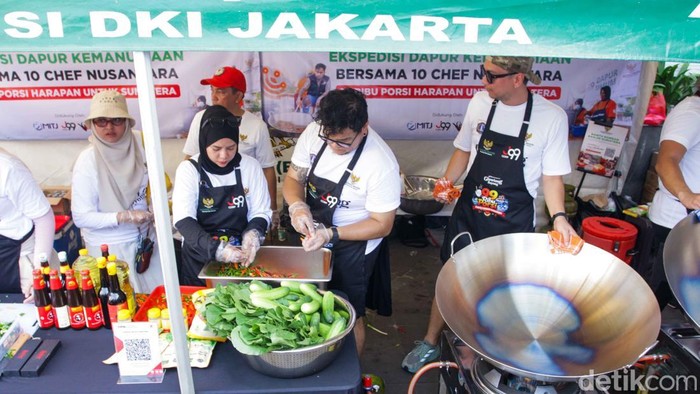 Sejumlah chef profesional turun langsung ke jalan untuk menggalang aksi kemanusiaan bagi korban bencana di Sumatera. Sebanyak 10 chef tergabung dalam gerakan Ekspedisi Dapur Kemanusiaan yang digelar di Jalan Kendal, kawasan Dukuh Atas, Jakarta, Minggu (28/12/2025).