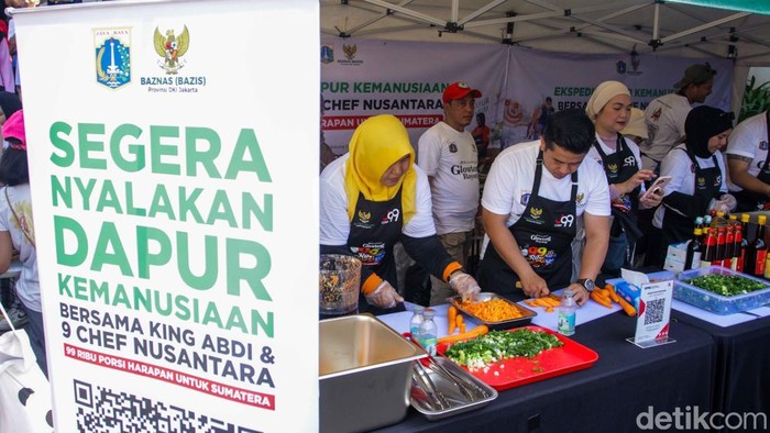 Sejumlah chef profesional turun langsung ke jalan untuk menggalang aksi kemanusiaan bagi korban bencana di Sumatera. Sebanyak 10 chef tergabung dalam gerakan Ekspedisi Dapur Kemanusiaan yang digelar di Jalan Kendal, kawasan Dukuh Atas, Jakarta, Minggu (28/12/2025).