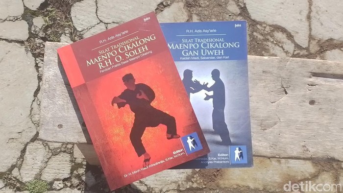 Dua kitab Silat Tradisional Maenpo Cikalong R.H. O. Soleh: Panduan Praktis Dasar Maenpo Cikalong dan untuk tingkat lanjut, Silat Tradisional Maenpo Cikalong Gan Uweh: Kaidah Madi, Sabandar, Kari (keduanya oleh penerbit Kaifa, 2013-2014).