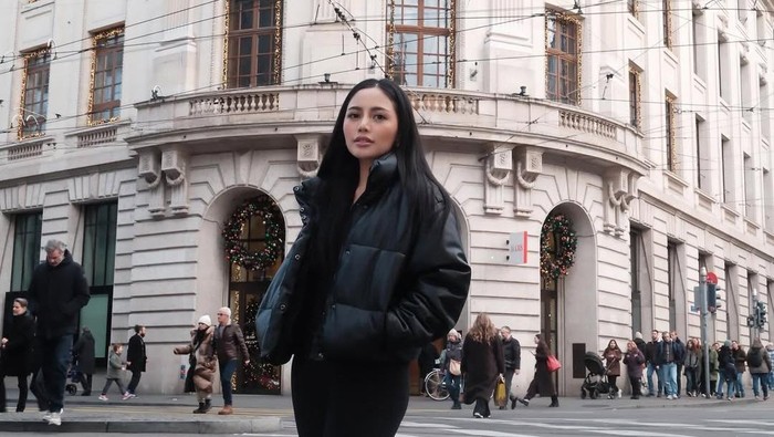 Selebgram Rachel Vennya menghabiskan akhir tahun 2025 ini dengan berkeliling Eropa bersama kerluaga besarnya.