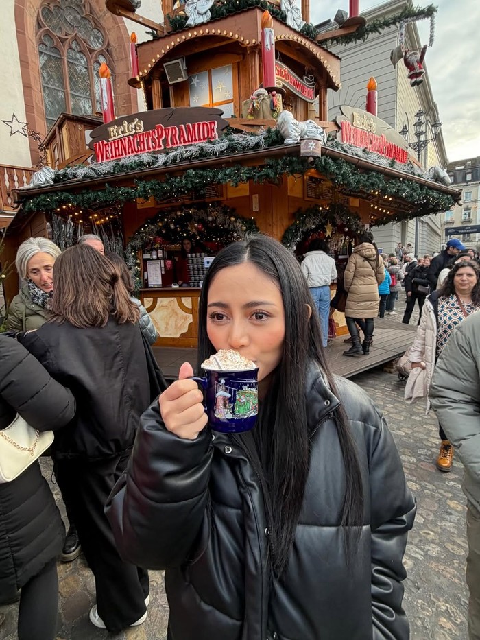 Selebgram Rachel Vennya menghabiskan akhir tahun 2025 ini dengan berkeliling Eropa bersama kerluaga besarnya.