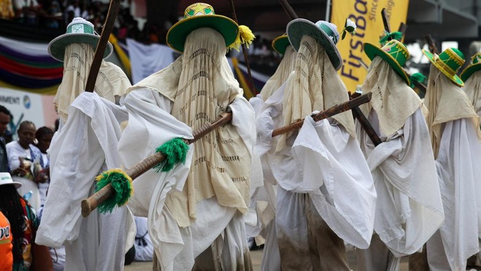 Festival Eyo kembali digelar di Lagos, Nigeria, setelah vakum selama delapan tahun, membangkitkan kembali salah satu tradisi budaya paling bersejarah di kota tersebut. Perayaan yang berlangsung pada Jumat (27/12/2025) ini disambut antusias oleh warga, yang memadati sejumlah ruas jalan utama untuk menyaksikan kembalinya festival ikonik tersebut. REUTERS/Sodiq Adelakun