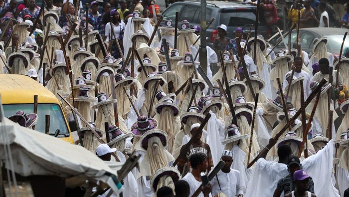 Festival Eyo kembali digelar di Lagos, Nigeria, setelah vakum selama delapan tahun, membangkitkan kembali salah satu tradisi budaya paling bersejarah di kota tersebut. Perayaan yang berlangsung pada Jumat (27/12/2025) ini disambut antusias oleh warga, yang memadati sejumlah ruas jalan utama untuk menyaksikan kembalinya festival ikonik tersebut. REUTERS/Sodiq Adelakun