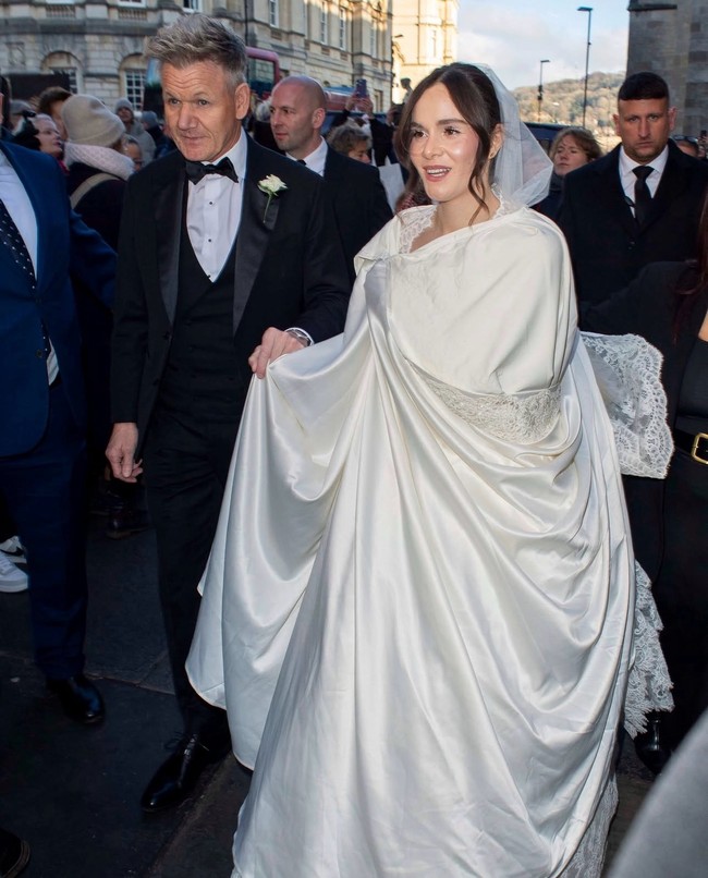 Pernikahan Holly Ramsay dan Adam Peaty menjadi perbincangan karena tak dihadiri ibunda mempelai pria. Ibunda Adam, Caroline Peaty, bicara kepada Daily Mail tentang pertengkaran yang meledak setelah dia tidak diundang ke pesta lajang Holly. Dalam wawancara tersebut, ia mengungkapkan kekecewaannya. Foto: Instagram