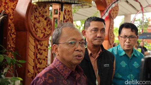 Gubernur Bali Wayan Koster saat mengunjungi terminal internasional Bandara I Gusti Ngurah Rai, Minggu (28/12/2025). (Foto: Aryo Mahendro/detikBali)