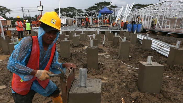 Pekerja membangun hunian sementara (huntara) untuk korban bencana banjir bandang di Karang Baru, Aceh Tamiang, Aceh, Minggu (28/12/2025). Pemerintah Kabupaten Aceh Tamiang telah menyiapkan 14 titik lahan HGU milik sejumlah perkebunan untuk lokasi pembangunan huntara dengan ukuran 4,5 x 4.5 meter persegi per unit bagi warga korban bencana hidrometeorologi akhir November lalu yang kehilangan rumah atau mengalami rusak berat. ANTARA FOTO/Irwansyah Putra