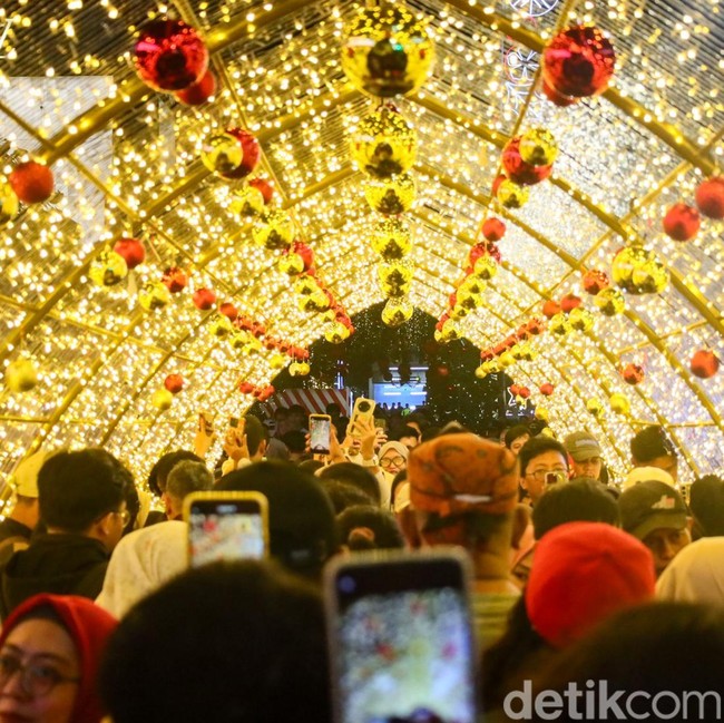 Malam Terakhir Jakarta Light Festival 2025 di Bundaran HI