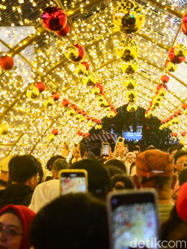 Malam Terakhir Jakarta Light Festival 2025 di Bundaran HI