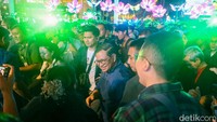 Gubernur Jakarta Pramono turut hadir dalam acara penutupan dan menyapa masyarakat yang hadir, menandai berakhirnya rangkaian Jakarta Light Festival 2025.
