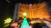 Jakarta Light Festival 2025 resmi ditutup pada Sabtu, 27 Desember 2025 malam. Menjadi hari terakhir warga menikmati instalasi cahaya bertema Natal dan Tahun Baru di kawasan Bundaran Hotel Indonesia, Jakarta Pusat.