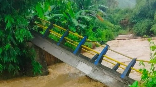 Jembatan ambruk imbas banjir bandang di Kecamatan Sekotong, Lombok Barat. (Dok. BPBD NTB)