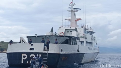 Kapal Negara Patroli (KNP) Grantin milik Kementerian Perhubungan tiba di perairan Pulau Padar, Taman Nasional Komodo, Minggu (28/12/2025) siang. (Ambrosius Ardin)