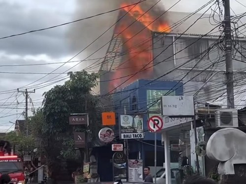 Kebakaran kedai kopi di Ubud, Minggu (28/12/2025). (Tangkapan layar @infodenpasar)
