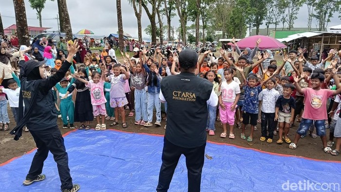 Serunya Senam Literasi Penyintas Erupsi Semeru Bersama CT ARSA Foundation