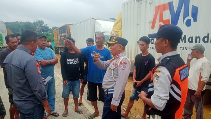 Dishub Kendari Tegur Truk Ekspedisi Langgar Larangan Parkir di Bahu Jalan