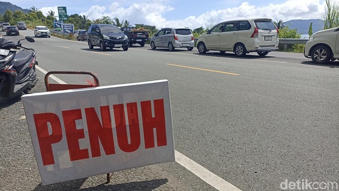 Kunjungan wisatawan di Trenggalek membludak hingga parkir meluber ke jalan raya