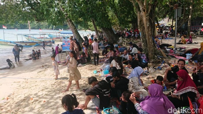 Kunjungan Wisata di Trenggalek Membludak, Parkir Meluber ke Jalan Raya