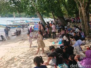 Kunjungan Wisata di Trenggalek Membludak, Parkir Meluber ke Jalan Raya