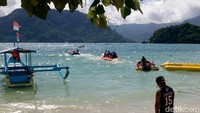 Dari pantauan detikJatim di Pantai Pasir Putih Karanggongso, Kecamatan Watulimo, peningkatan jumlah wisatawan mulai terlihat sejak pukul 08.00 WIB.