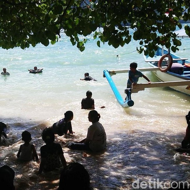 Libur Nataru Wisatawan Serbu Pantai di Trenggalek
