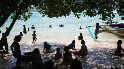 Libur Nataru Wisatawan Serbu Pantai di Trenggalek