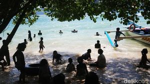 Libur Nataru Wisatawan Serbu Pantai di Trenggalek