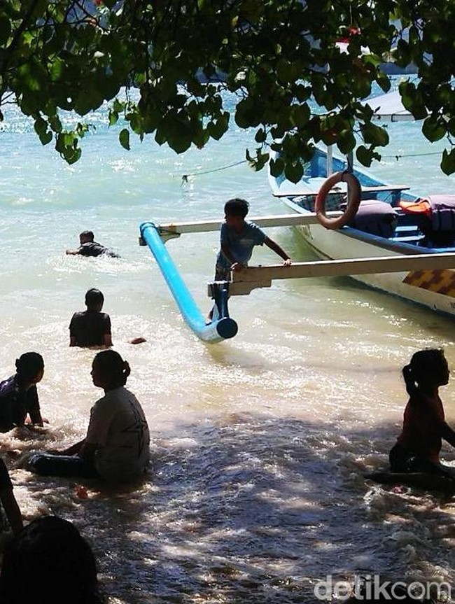 Libur Nataru Wisatawan Serbu Pantai di Trenggalek