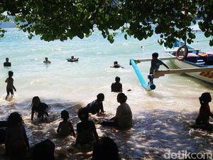 Libur Nataru Wisatawan Serbu Pantai di Trenggalek