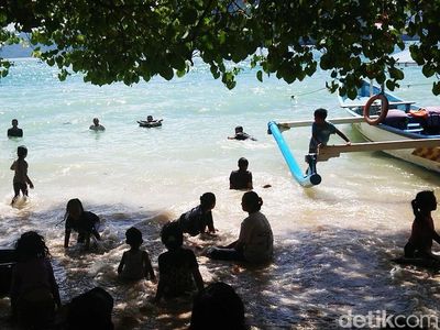 Libur Nataru Wisatawan Serbu Pantai di Trenggalek
