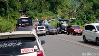 Rombongan wisatawan dari berbagai daerah berdatangan melalui jalur arteri lama dan Jalur Pantai Selatan (JLS).
