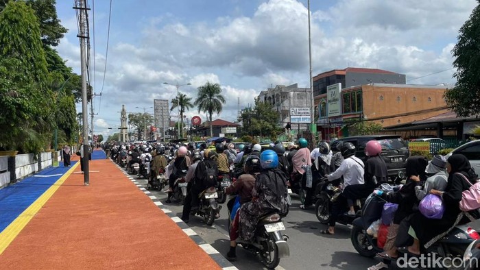 Menuju puncak acara lima Rajab, arus lalu lintas di Banjarmasin padat merayap. Puluhan ribu jemaah melintasi jalanan Banjarmasin menuju Kabupaten Banjar.